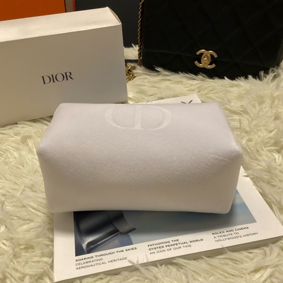 Dior Pouch (Free Mystery clothes) - Picture 3 of 13